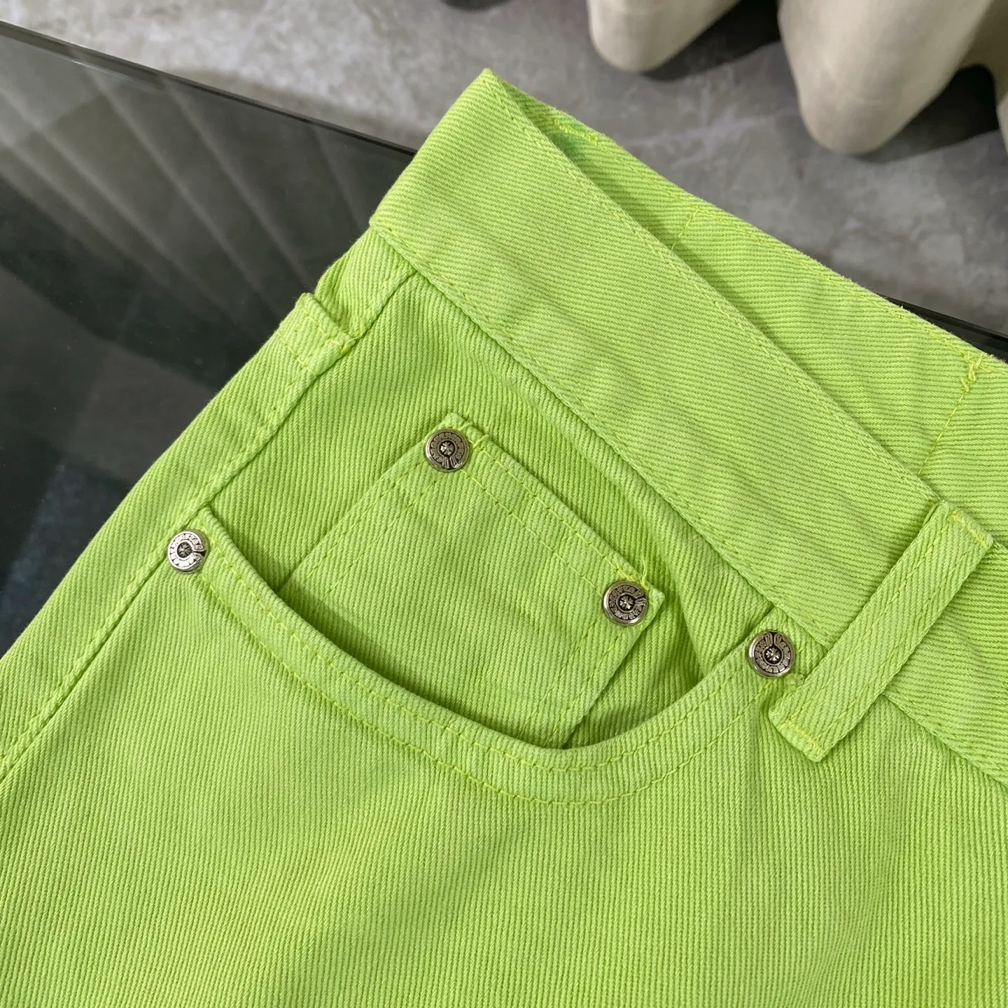 P250 chrome hearts 2025 two-color cross patch leather apple green jeans vi Top heavy industry fashionable design] Consistent high street luxury style creation. Speaking of this style, the Zangyin family and GU family are definitely the leading representative brands. Especially the Zangyin family has really achieved a state-of-the-art effect in creating high street style. The unique washed material is used to create this style. The color system is quite eye-catching. After it is decorated with patchwork cross flowers, it cleverly highlights the charm of the brand. Secondly, this style uses classic The classic high-waist cutting design highlights the long legs and fashionable temperament of the upper body. The brand is highly recognizable and the slim fit configuration is more suitable for daily wear. It is a product that interprets personality, fashion, and specifications at a glance. This single product is enough to make any fan excited. It can be a white T-shirt for youthful preppy style, or a tight suspender for lady style. It has strong matching ability and can be easily controlled by men.  [Materials and craftsmanship] Needless to say, this point goes without saying. As an excellent craftsman brand, Zangyin’s requirements for details and craftsmanship are really perfect. The washed color of this model has gone through so many processes, not to mention the embellishment of denim appliques. It is also purely hand-made and sewn. Just like what they believe in, only hand-made things have soul and have the meaning of wear. A top-notch heavy-duty fashionable denim item, I look forward to your perfect interpretation! !  Size:28-36